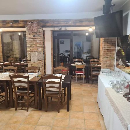 Guest House Slatki Snovi Knin Ngoại thất bức ảnh