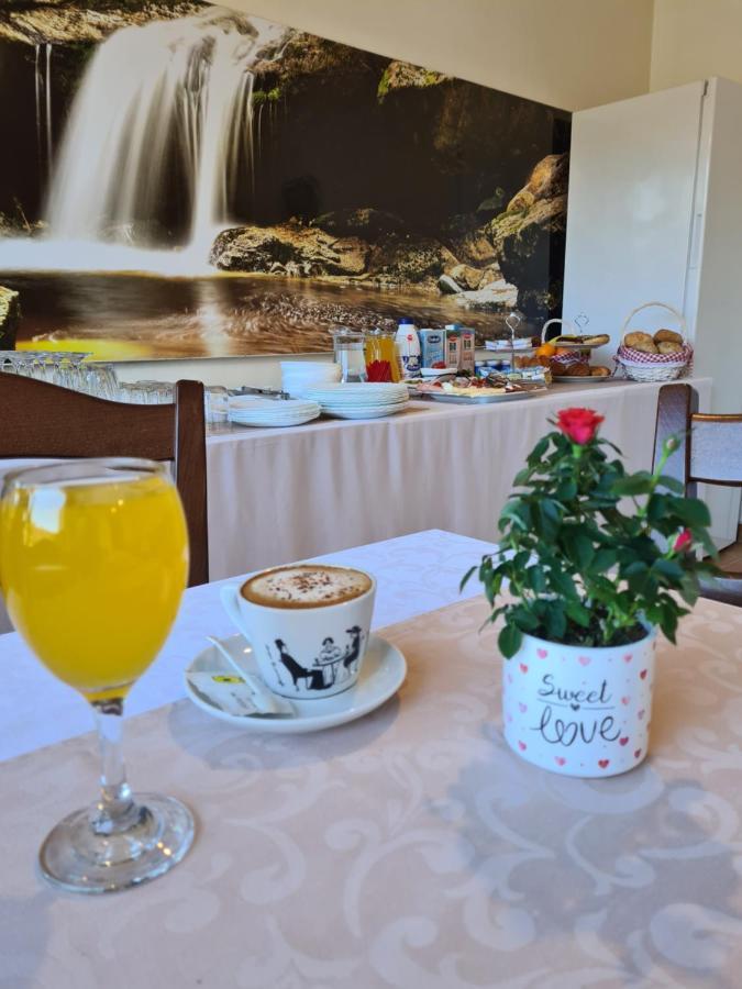 Guest House Slatki Snovi Knin Ngoại thất bức ảnh