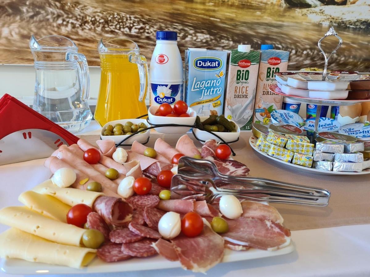 Guest House Slatki Snovi Knin Ngoại thất bức ảnh