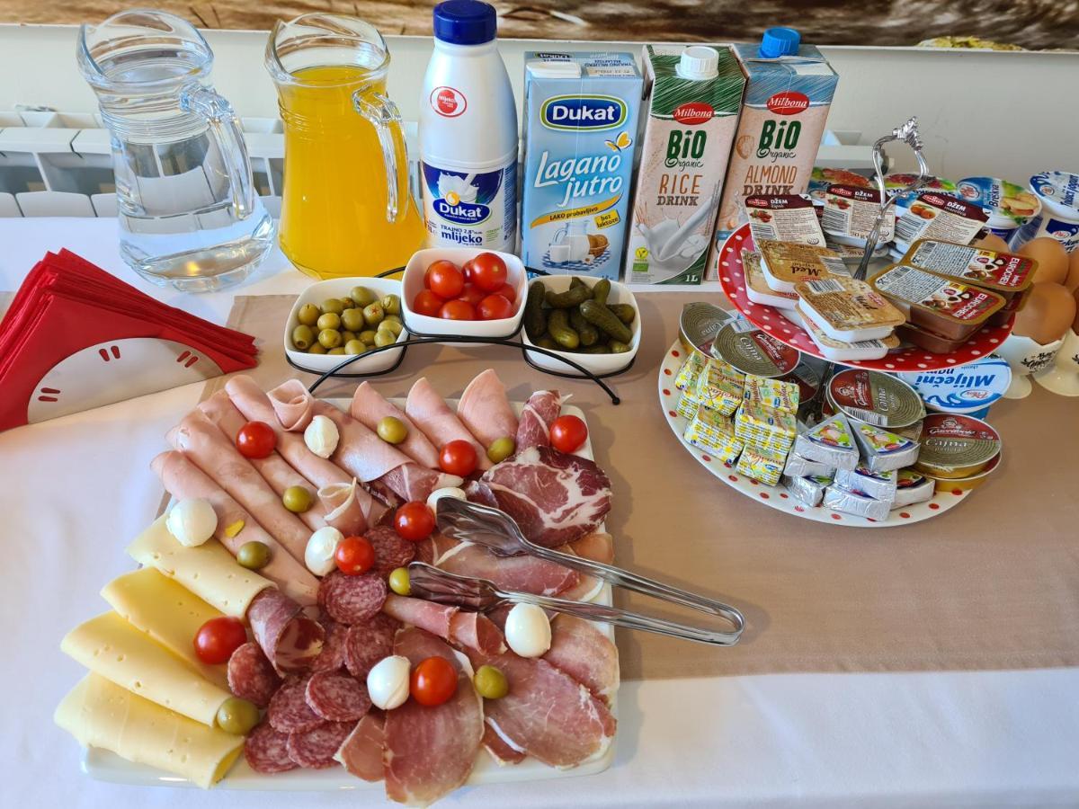Guest House Slatki Snovi Knin Ngoại thất bức ảnh