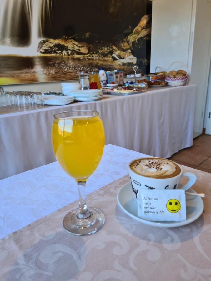 Guest House Slatki Snovi Knin Ngoại thất bức ảnh