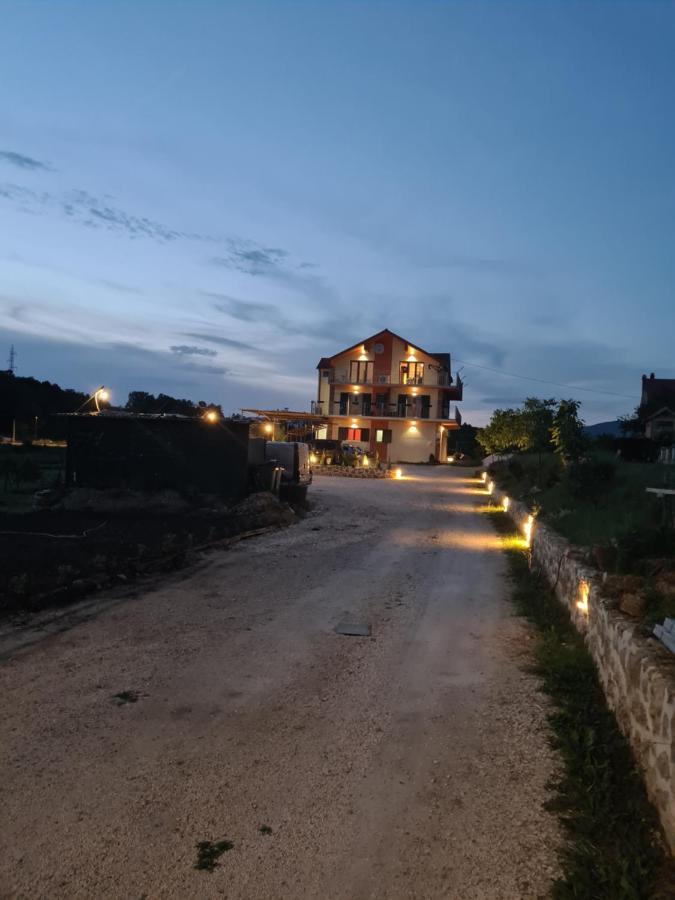 Guest House Slatki Snovi Knin Ngoại thất bức ảnh