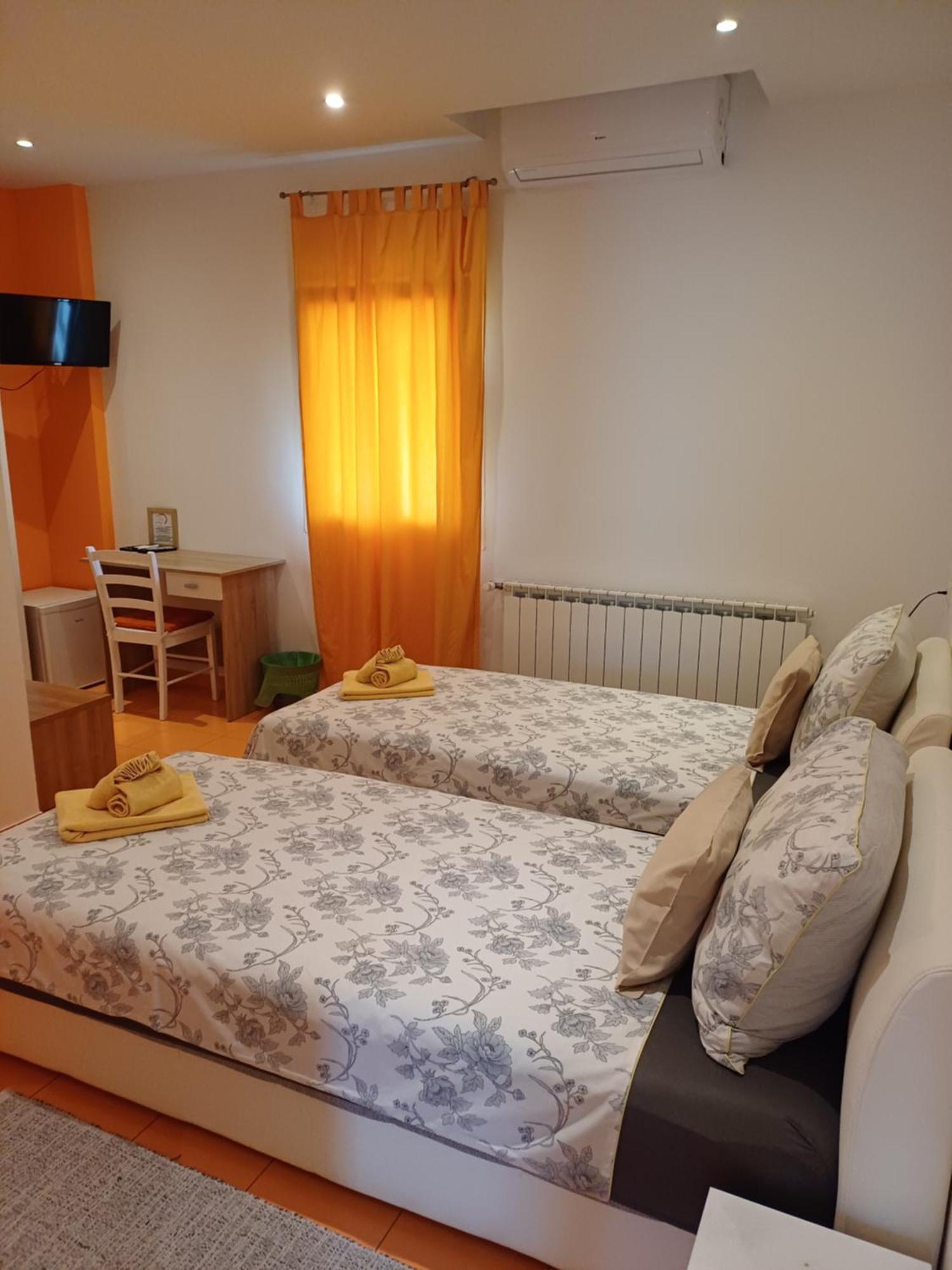 Guest House Slatki Snovi Knin Ngoại thất bức ảnh